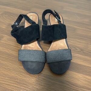 EUC‎ Toms Poppy black suede/chambray sandal size 8.5